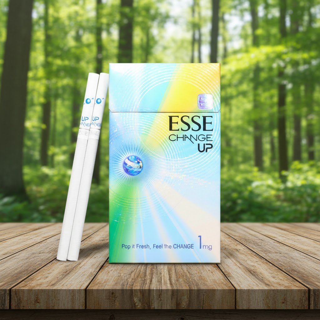 ซองบุหรี่ ESSE Change Up 1mg ดีไซน์สีรุ้งพาสเทลสวยงาม พร้อมมวนบุหรี่ซุปเปอร์สลิม 2 มวน วางบนโต๊ะไม้กลางสวนป่า