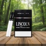 ซองบุหรี่ Lincoln Special 1 และมวนบุหรี่ วางบนโต๊ะไม้ในบรรยากาศสวนสีเขียว