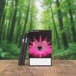 ซองบุหรี่ Black Fox Raspberry สีดำชมพู วางคู่กับมวนบุหรี่บนโต๊ะไม้ ฉากหลังเป็นป่าธรรมชาติ