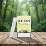 ซองบุหรี่ Raison French Lemon วางบนโต๊ะไม้ในบรรยากาศป่า แสดงให้เห็นตัวมวนและดีไซน์ซองสีเหลืองขาว