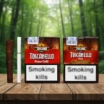 ซิก้าร์ Toscanello สูตร Rosso Caffè และ Rosso Macchiato วางบนโต๊ะไม้ บรรยากาศป่าธรรมชาติ