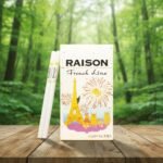 บุหรี่ Raison French Line White กล่องลายหอไอเฟลวางบนโต๊ะไม้พื้นหลังป่าธรรมชาติ