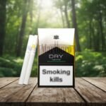 บุหรี่ Marlboro Dry Menthol วางคู่กับมวนบุหรี่บนโต๊ะไม้ในบรรยากาศป่าธรรมชาติ