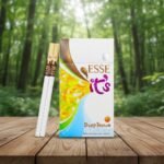 ซองบุหรี่ ESSE Deep Brown วางคู่กับมวนบุหรี่สลิมบนโต๊ะไม้ ฉากหลังเป็นป่าธรรมชาติสีเขียว