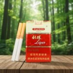 ซองบุหรี่ Liqun Red Soft สีแดงทองวางบนโต๊ะไม้ พร้อมตัวมวนก้นกรองสีส้ม ฉากหลังเป็นป่าไม้ธรรมชาติ