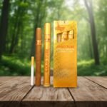 ซิการ์ Villiger Gold Tube สีทองหรูหรา พร้อมหลอดอลูมิเนียมและกล่องสีทอง วางบนโต๊ะไม้ฉากหลังป่า