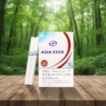 ซองบุหรี่ Asia Star Cafe สีขาวคาดแถบสีแดงและฟ้า พร้อมโลโก้ Iced Coffee วางบนโต๊ะไม้ฉากหลังป่า