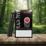 บุหรี่ Black Devil Special Flavour ซองสีดำโลโก้ปีศาจแดง พร้อมมวนบุหรี่สีดำก้นกรองทอง วางบนโต๊ะไม้