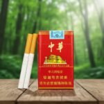 บุหรี่ Chunghwa ซองอ่อนสีแดงหรูหราพิมพ์ลายพระราชวังต้องห้ามสีทอง วางคู่กับมวนบุหรี่บนโต๊ะไม้ฉากหลังป่าไม้