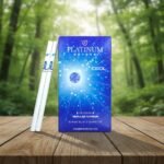 บุหรี่ Platinum Seven Cool ซองสีน้ำเงินลายประกายแสงสีฟ้า วางบนโต๊ะไม้ฉากหลังป่าไม้ธรรมชาติ