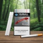 บุหรี่ Dunhill Switch Gray ซองสีเงินเงางาม ดีไซน์พรีเมียม 1 เม็ดบีบ วางบนโต๊ะไม้ฉากหลังป่าธรรมชาติ