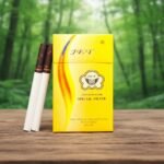 บุหรี่ JET Special Filter ซองแข็งสีเหลืองทอง มวนบุหรี่สีขาวก้นกรองสีน้ำตาลเข้ม วางบนโต๊ะไม้ฉากหลังป่าธรรมชาติ