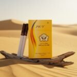 ซองบุหรี่ JET Special Filter สีเหลืองและมวนบุหรี่ วางบนขอนไม้แห้งในทะเลทรายสีทอง