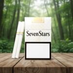 ซองบุหรี่ Seven Stars สีขาวลายจุดเงินสุดคลาสสิก วางบนโต๊ะไม้ท่ามกลางบรรยากาศธรรมชาติป่าสีเขียว
