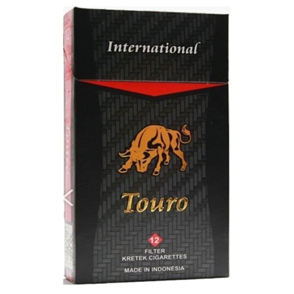 ซองบุหรี่ Touro International วางคู่กับแก้วกาแฟในบรรยากาศการพักผ่อนของคนทำงาน