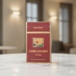 ซองบุหรี่ Gama Golden Prima วางบนโต๊ะหินอ่อนในบรรยากาศผ่อนคลายสำหรับคนวัยทำงาน