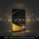 ซองบุหรี่ Voxx แบบแข็งสีดำทอง ดีไซน์หรูหรา วางบนพื้นผิวสะท้อนแสงในบรรยากาศพรีเมียม