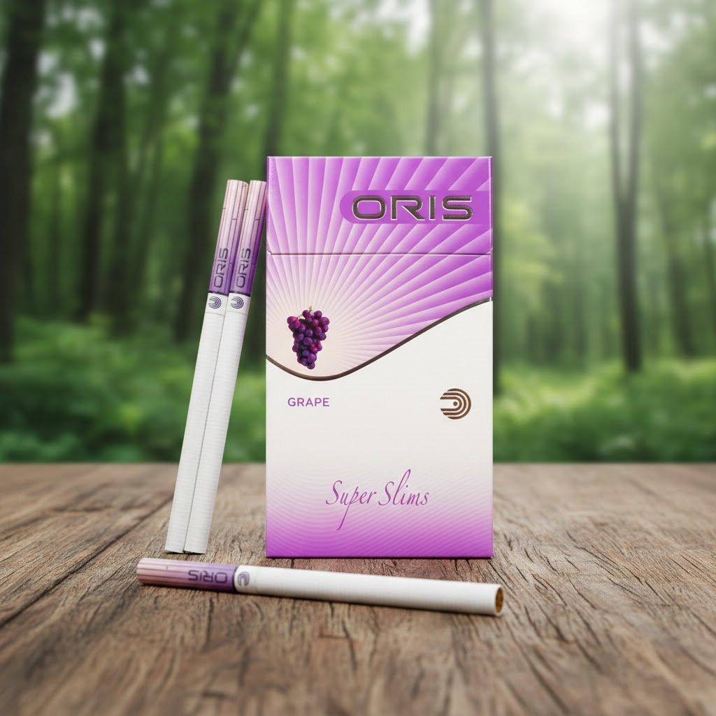 กล่องบุหรี่ Oris Grape สีม่วงขาวดีไซน์ทันสมัย วางบนโต๊ะไม้ฉากหลังป่าไม้สีเขียว